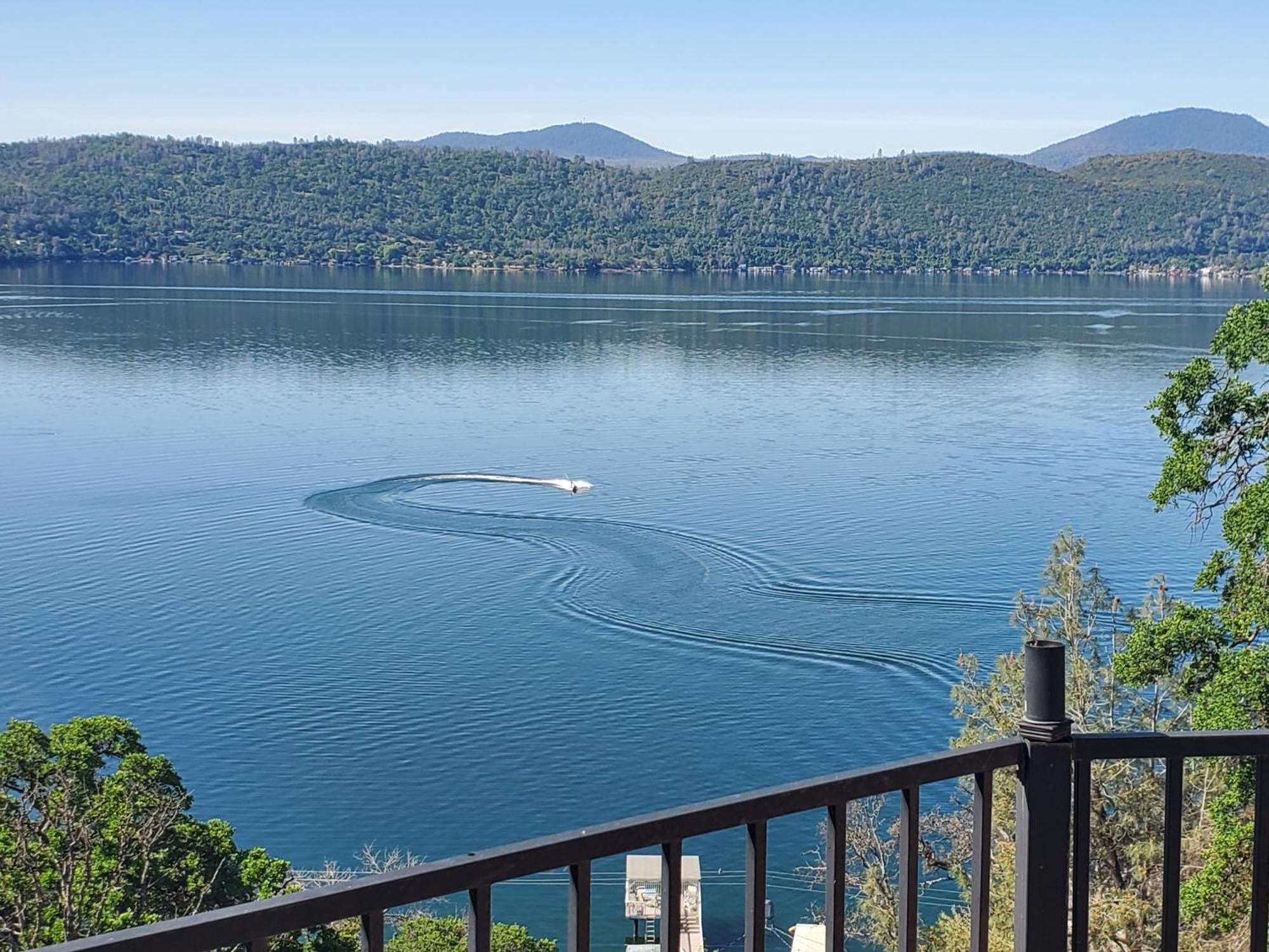 A Lake, A Mountain And The House With The Red Door Clearlake Εξωτερικό φωτογραφία